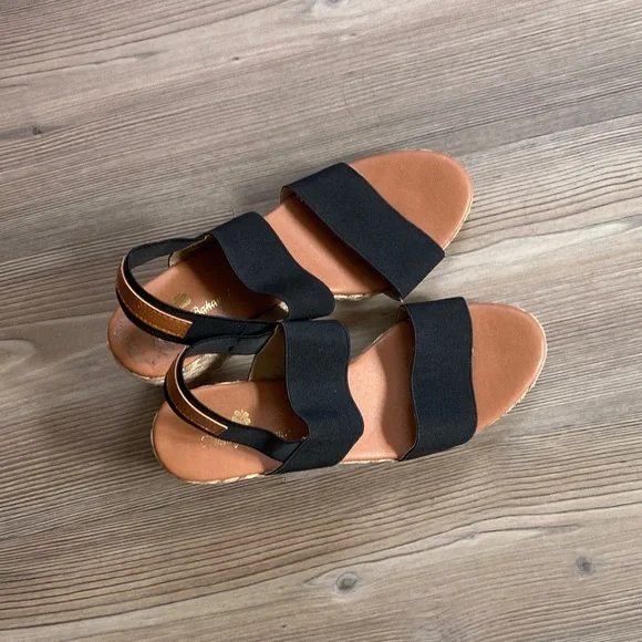 Tommy Bahama Black and Tan Wedge Sandals - Picture 4 of 4